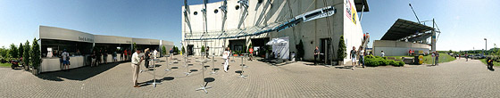 Der sonnige Platz hinter der Tribüne