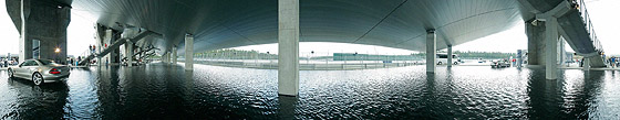 Im Wasserbecken unter der Tribüne